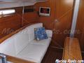 Beneteau First 40.7 sofa lado de babor