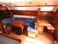 Bavaria 38 Deep Keel Dinette por estribor 