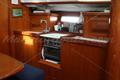 Beneteau Oceanis Clipper 393 Cocina en linea por estribor 