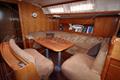 Bavaria 46 Cruiser Dinette por estribor 